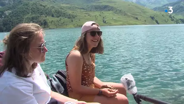 Pourquoi le niveau du lac de Roselend, en Savoie, est-il si haut cet été ?