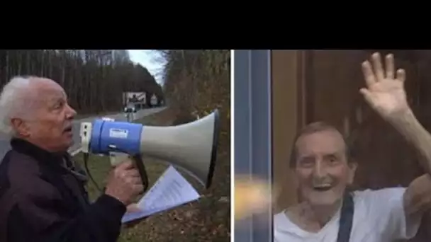 L’homme chante des chansons au  à son ami qui ne peut plus recevoir de visite en maison de retraite