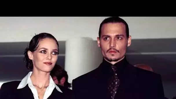 Johnny Depp en couple, une magnifique rousse présentée à Vanessa Paradis