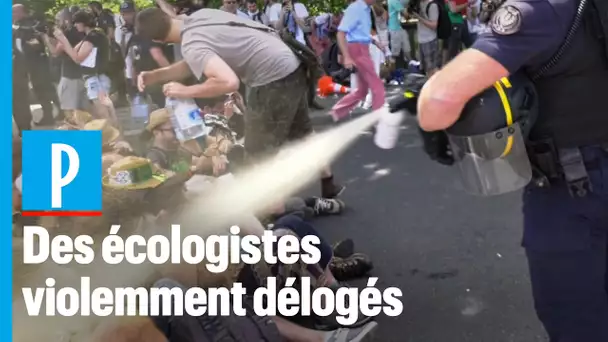 Des militants écologiques délogés par les CRS à Paris
