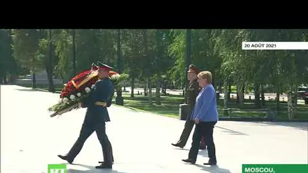 Moscou : Angela Merkel dépose une gerbe sur la tombe du Soldat inconnu