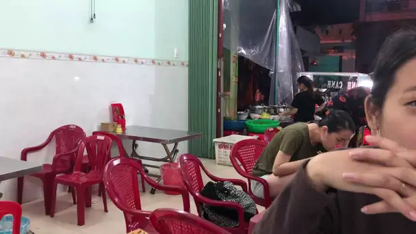 Nhi vlogs - Ăn bánh canh cá lóc gặp cặp trẻ sinh đôi cực dễ thương