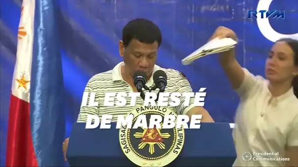 Le président philippin Rodrigo Duterte interrompu par... un énorme cafard