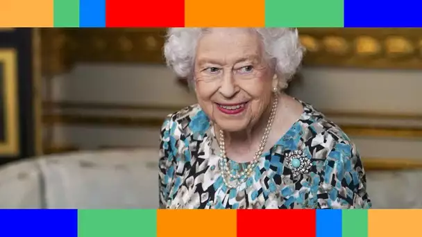Elizabeth II élégante en robe fluide  la reine tirée à quatre épingles dans sa dernière vidéo