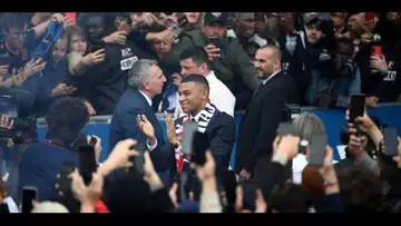 «On a séché les cours pour venir» : les fans parisiens en nombre pour acclamer Mbappé