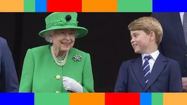 Elizabeth II : cette phrase surprenante dite au prince George au balcon de Buckingham