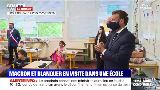 En visite dans une école, Emmanuel Macron explique les gestes barrières à des enfants