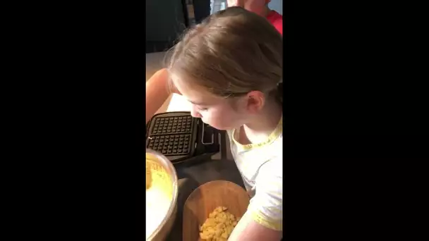 Benjamin Bajeux et ses enfants s'amusent avec les restes de pâte à gaufres