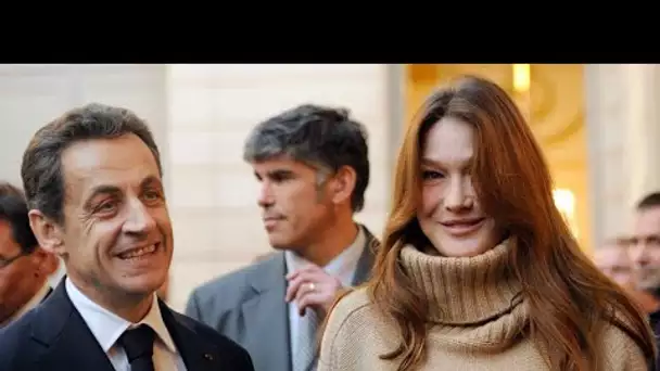 Carla Bruni choisi.ssait le Noël de l’Élysée pour faire sa première apparition...