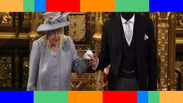 👑  PHOTO – Elizabeth II au bras du prince Charles : son retour remarqué