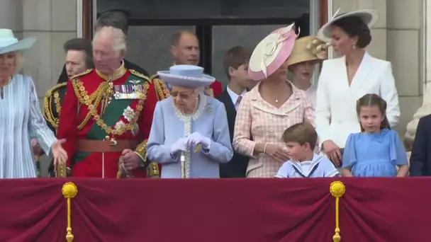 Jubilé: Elizabeth II apparaît une seconde fois au balcon de Buckingham Palace entourée de sa famille
