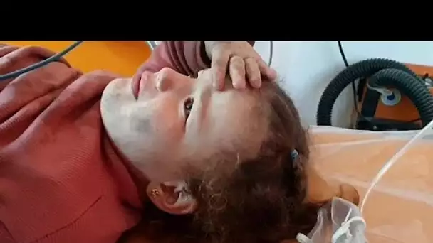 En Syrie, des casques blancs syriens sauvent une petite fille tombée dans un puits