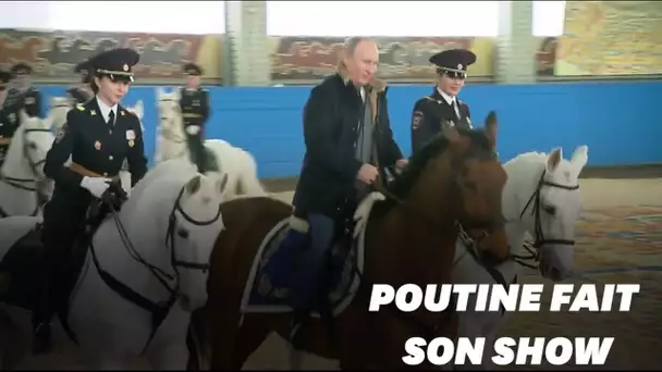 Vladimir Poutine à cheval avec des policières avant le 8 mars