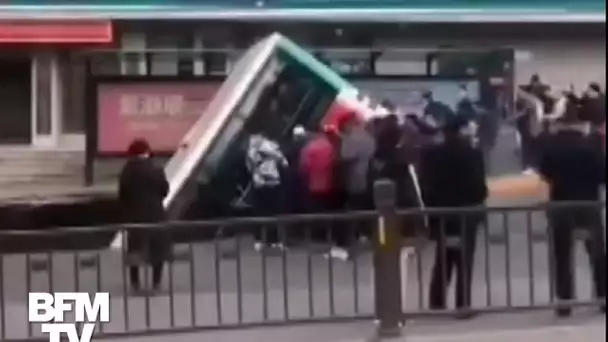 En Chine, un bus se fait engloutir par un gigantesque trou