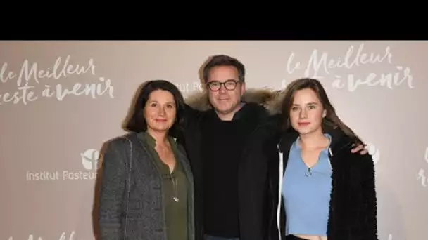 Guillaume de Tonquédec pose avec sa femme Christèle Marchal et leur fille Victoire