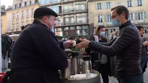 Distribution de cafés gratuits et occupation de l’opéra pour les un an du covid à Rennes