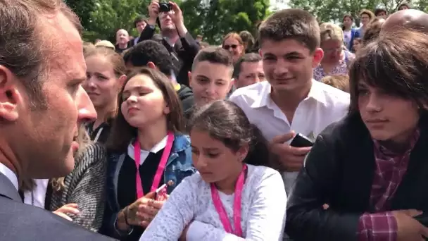 "Ça va Manu?": Les images de l'adolescent familier recadré par Emmanuel Macron