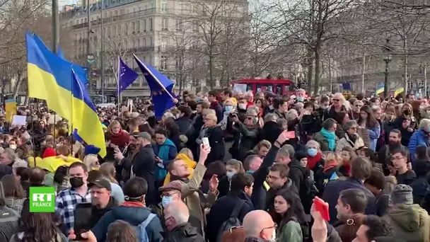 Des milliers de personnes manifestent à Paris contre l'offensive russe en Ukraine
