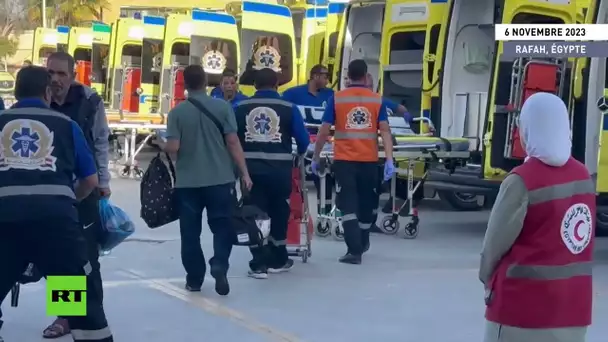 Des ambulances transportant des Palestiniens blessés arrivent au point de passage de Rafah en Égypte