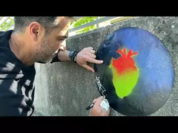 Street art : cœurs et perfusions romantiques par l'artiste lyonnais Johan Chaaz