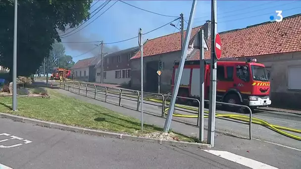 Cambligneul : les images de l&#039;incendie d&#039;un hangar agricole