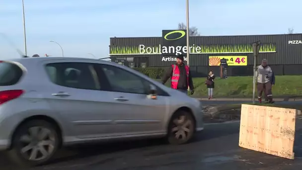 Grève générale du 5 décembre : distribution de tract et blocage routier près de Caen