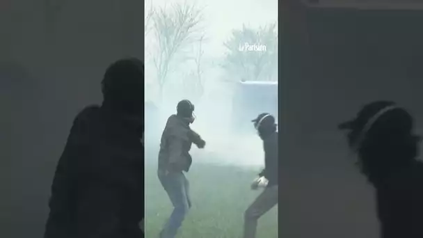 Véhicules de gendarmerie incendiés, gaz lacrymo... affrontements en cours contre les mégabassines