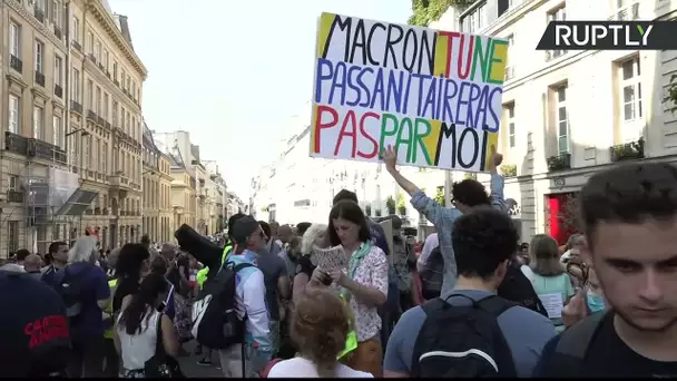 Nouvelle manifestation à Paris contre la généralisation du pass sanitaire