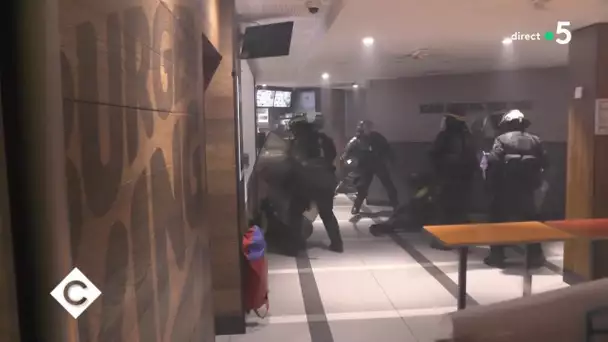 Violences policières chez Burger King - C à Vous - 24/06/2020