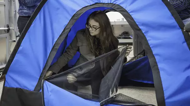 12 étudiantes créent une tente à énergie solaire pour des sans-abri