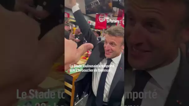 Quand Emmanuel Macron descend une bière cul sec dans le vestiaire de Toulouse