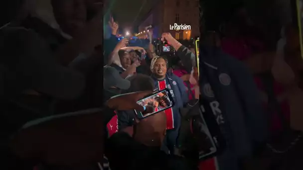 Le rappeur Naza s'ambiance place de la Concorde après la victoire du PSG