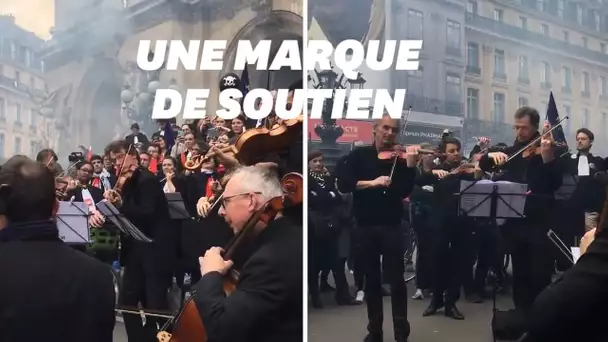 Les musiciens de l'Opéra de Paris soutiennent la manifestation des avocats en jouant