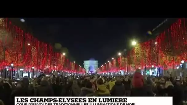 Coup d'envoi des illuminations de Noël sur les Champs-Élysées, tout de rouge vêtus