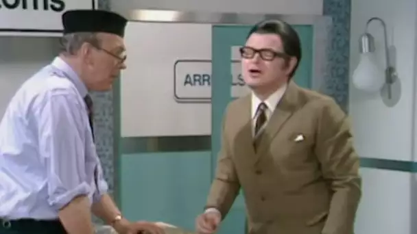 Benny Hill - Une arrivée à l'aéroport pas évidente…