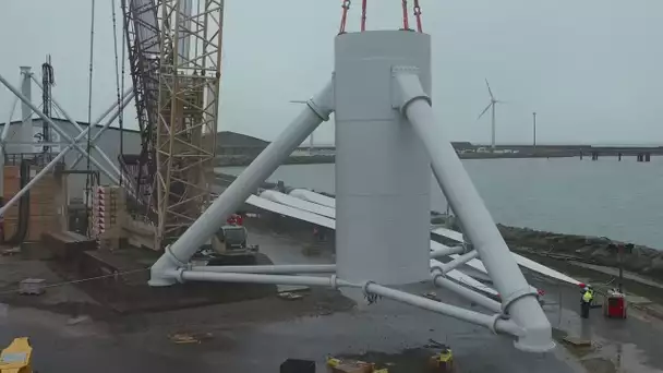 Montage de l'éolienne géante sur le port de Boulogne-sur-Mer