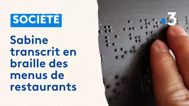 Sabine transcrit en braille des menus de restaurants