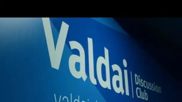 Le président russe Vladimir Poutine prend la parole à la 17e réunion du club Valdaï