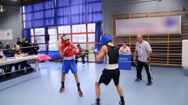 Face à face de deux boxeurs gitans sur un ring