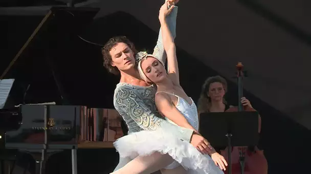 Des danseurs étoiles de l'opéra de Paris se produisent au château de Digoine (Saône-et-Loire)