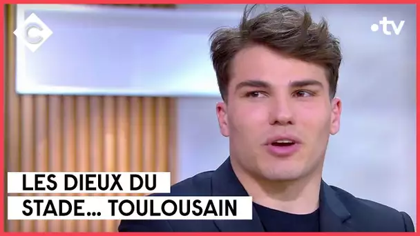 Les yeux dans les rouge et noir, avec Antoine Dupont, Romain Ntamack, Ugo Mola - C à vous - 04/04/22