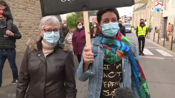 Deux manifestantes expliquent leurs motivations contre la fermeture des commerces de leur bourg