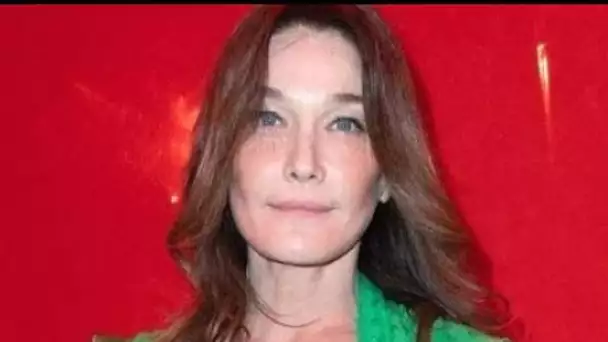 Carla Bruni : cette robe d'époque en dentelles, (très) imposante... surprise garantie...