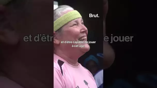 Des grands-mères s’affrontent lors d’une Coupe du monde de football en Afrique du Sud.