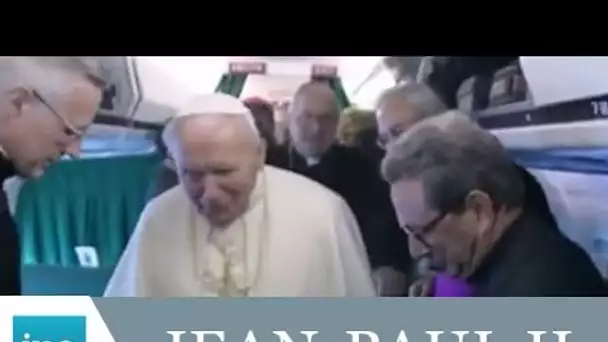 Dans l'avion de Jean-Paul II - Archive INA