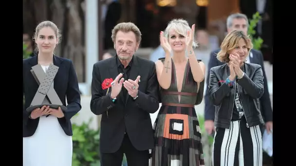 Quand Laeticia Hallyday se faisait passer pour Johnny et qu’il laissait faire