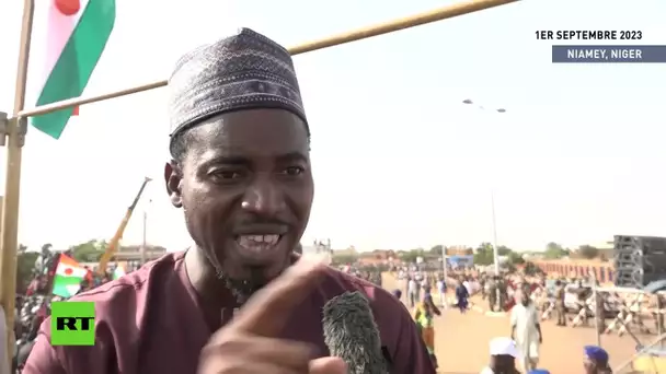 🇳🇪  Niger : Des milliers de personnes manifestent devant la base militaire française de Niamey