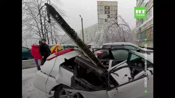Russie : un énorme bloc de béton s’écrase sur la voiture d’un homme qui changeait son essuie-glace
