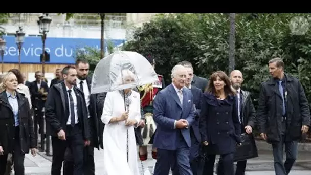 Charles III et Camilla rincés par la pluie : visite maussade pour le couple sur un lieu qui rappel