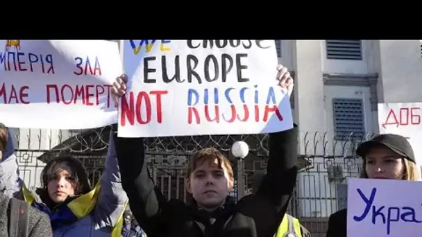 Manifestations devant l'ambassade russe à Kiev